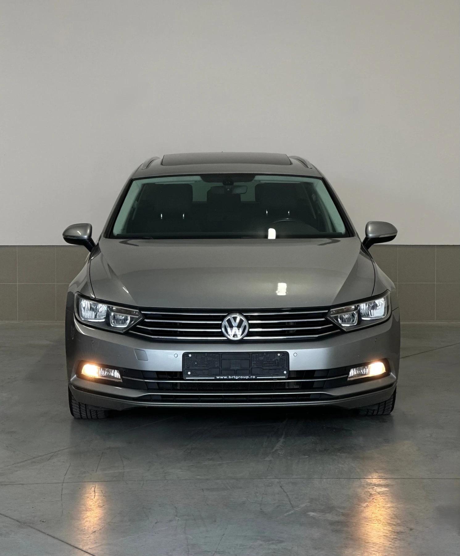 VW Passat 2.00D/DSG6/Панорама/Keyless/Щори/Обслужен в VW/TOP