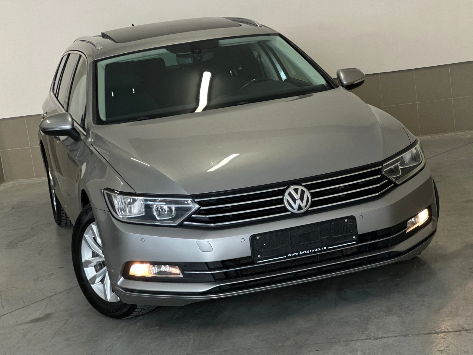 VW Passat 2.00D/DSG6/Панорама/Keyless/Щори/Обслужен в VW/TOP, снимка 2 - Автомобили и джипове - 54672583