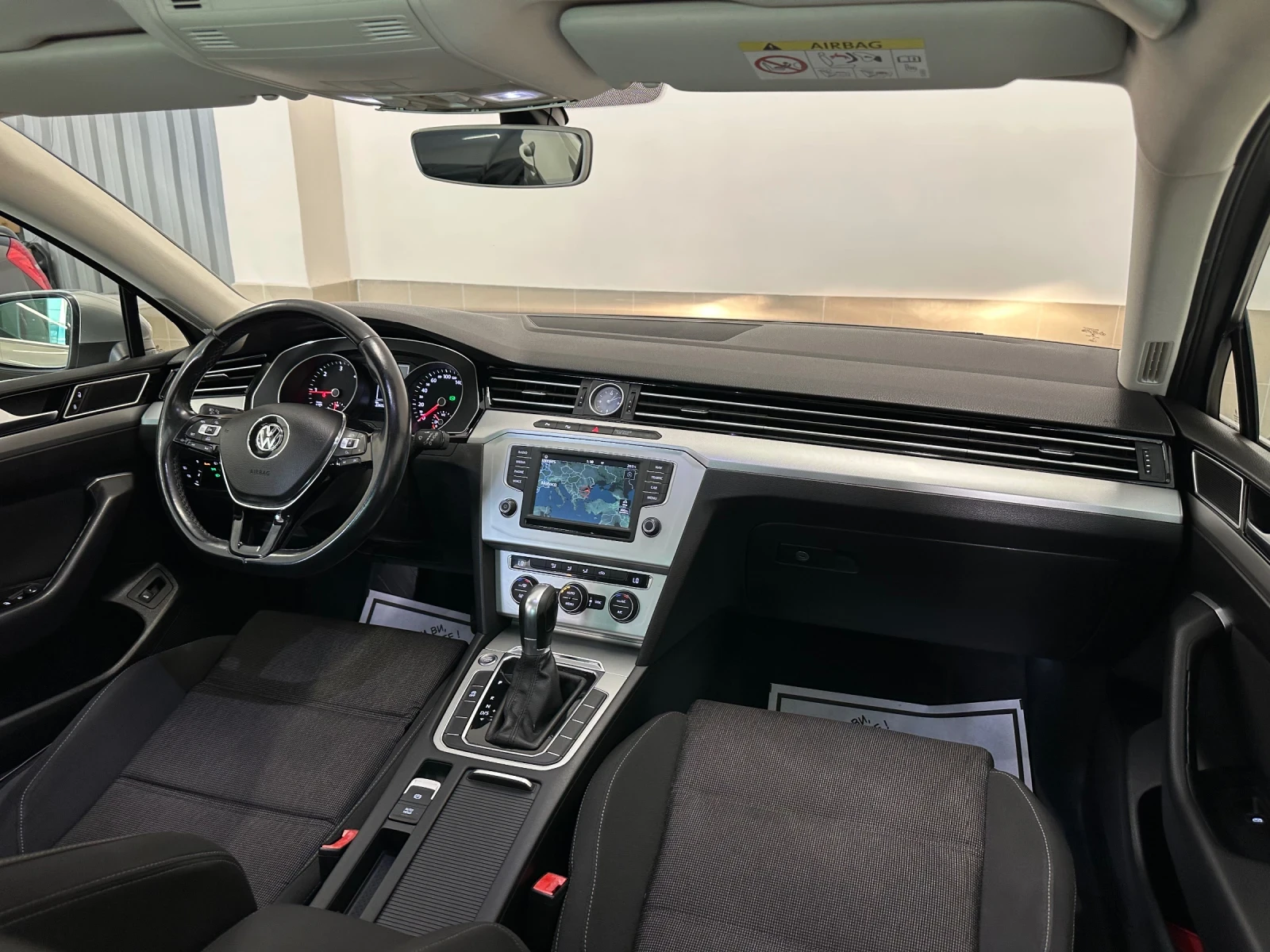 VW Passat 2.00D/DSG6/Панорама/Keyless/Щори/Обслужен в VW/TOP, снимка 10 - Автомобили и джипове - 54672583