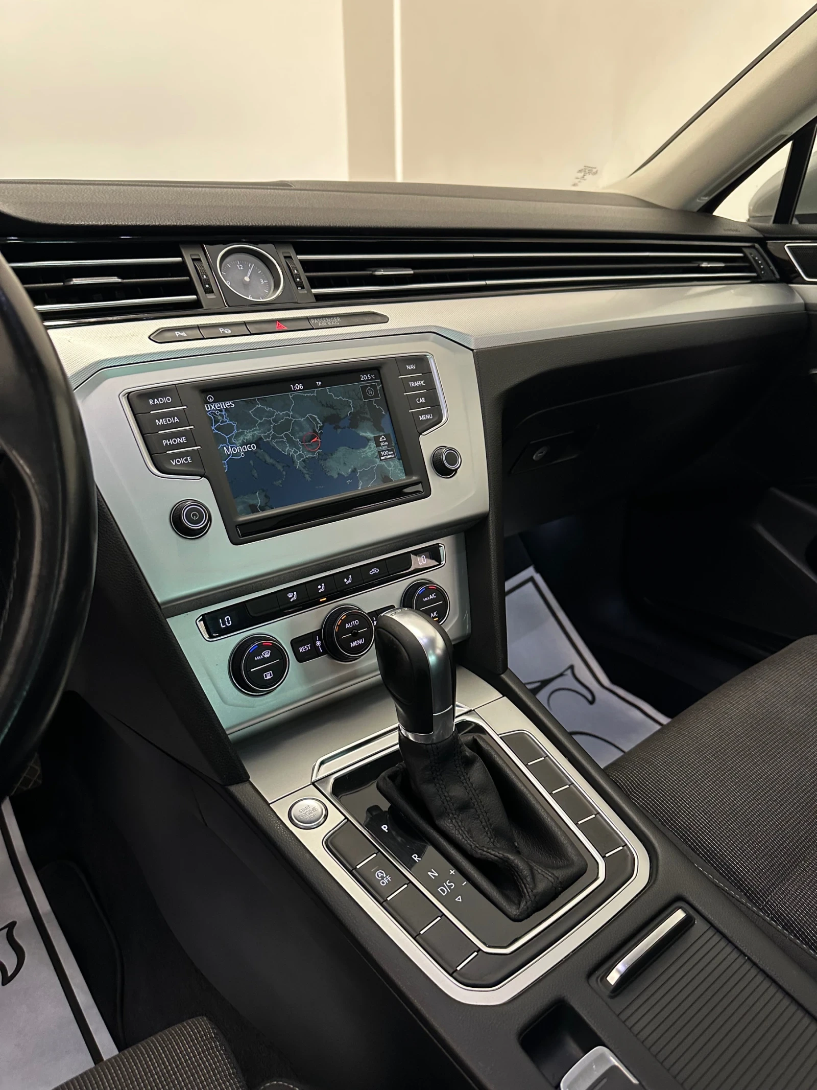 VW Passat 2.00D/DSG6/Панорама/Keyless/Щори/Обслужен в VW/TOP, снимка 12 - Автомобили и джипове - 54672583