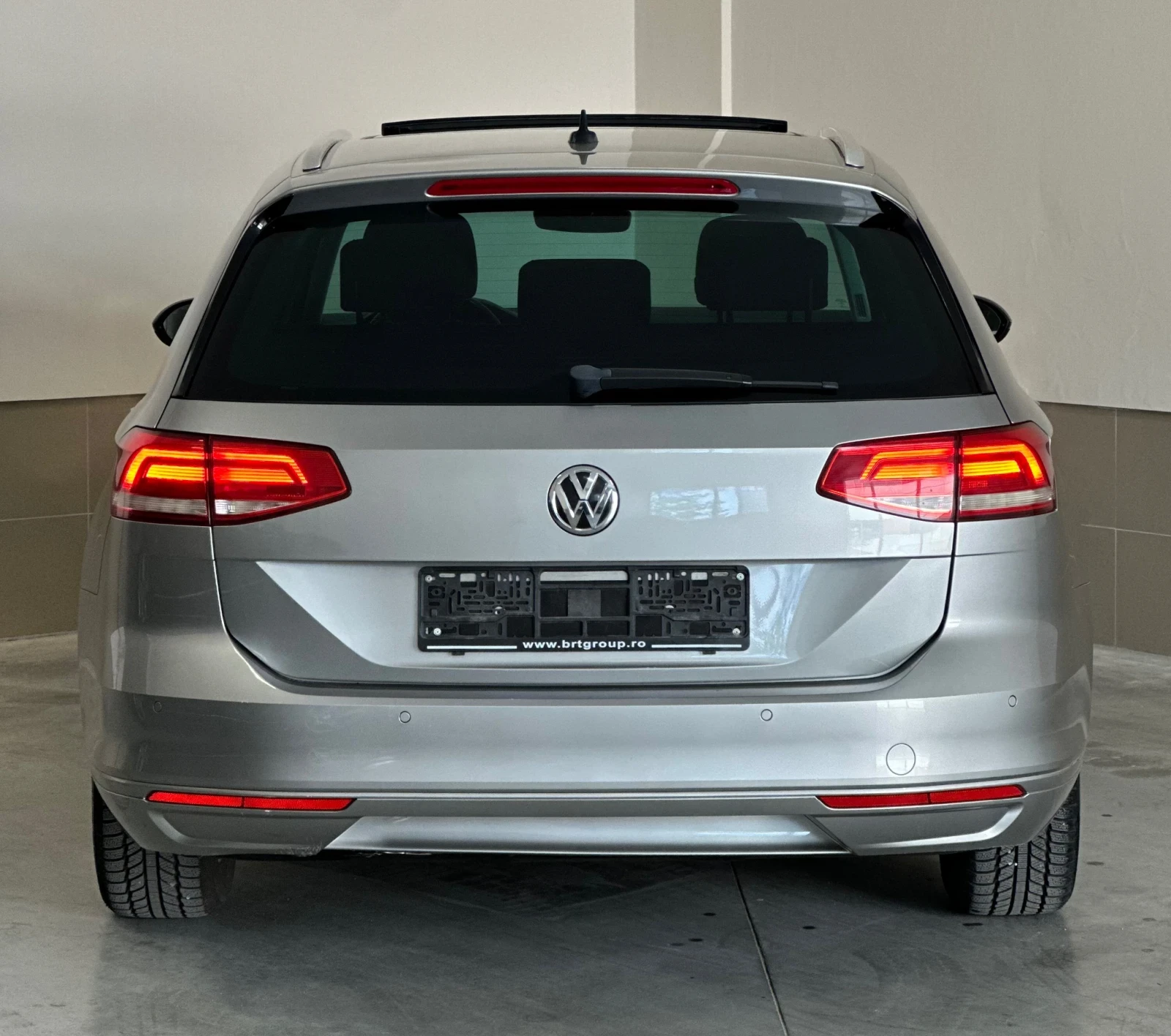 VW Passat 2.00D/DSG6/Панорама/Keyless/Щори/Обслужен в VW/TOP, снимка 6 - Автомобили и джипове - 54672583