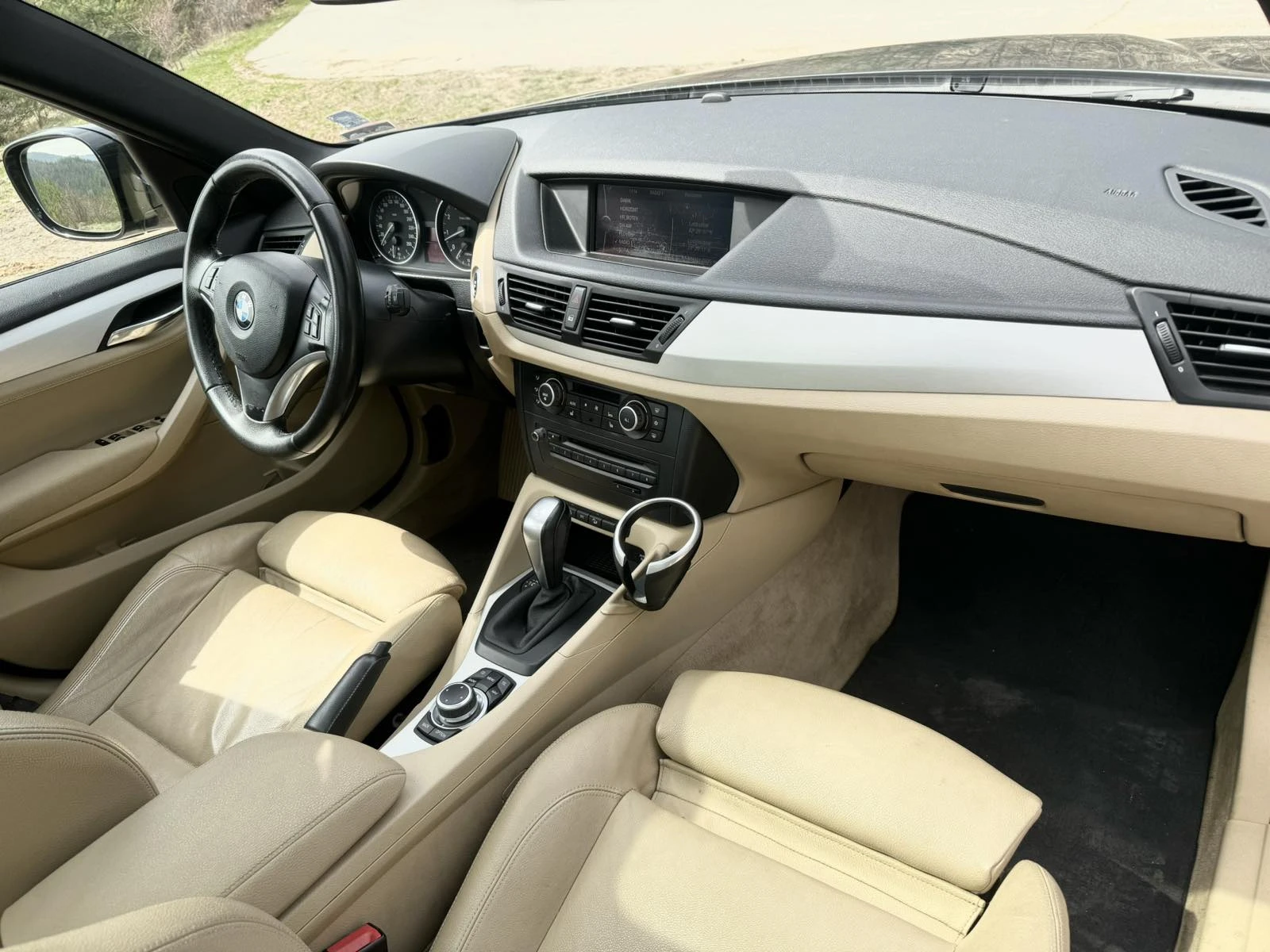 BMW X1 2.8 xDrive / Panorama / Camera, снимка 10 - Автомобили и джипове - 54194431