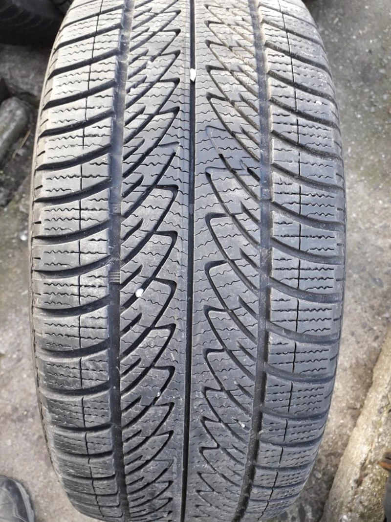 Гуми Зимни 235/45R18, снимка 1 - Гуми и джанти - 23913561