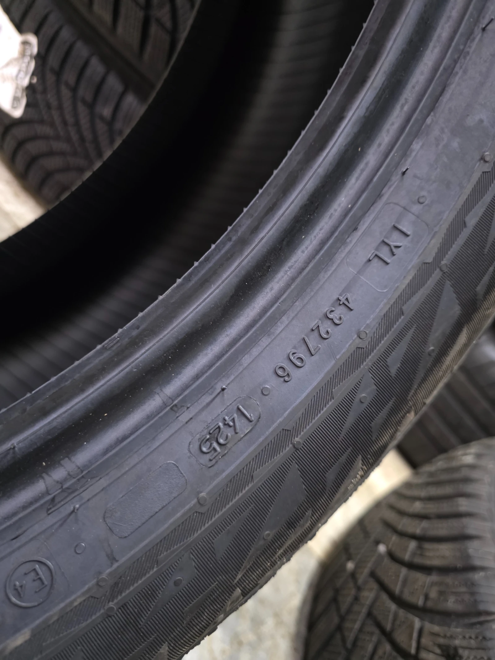 Гуми Зимни 235/55R19, снимка 5 - Гуми и джанти - 55485884