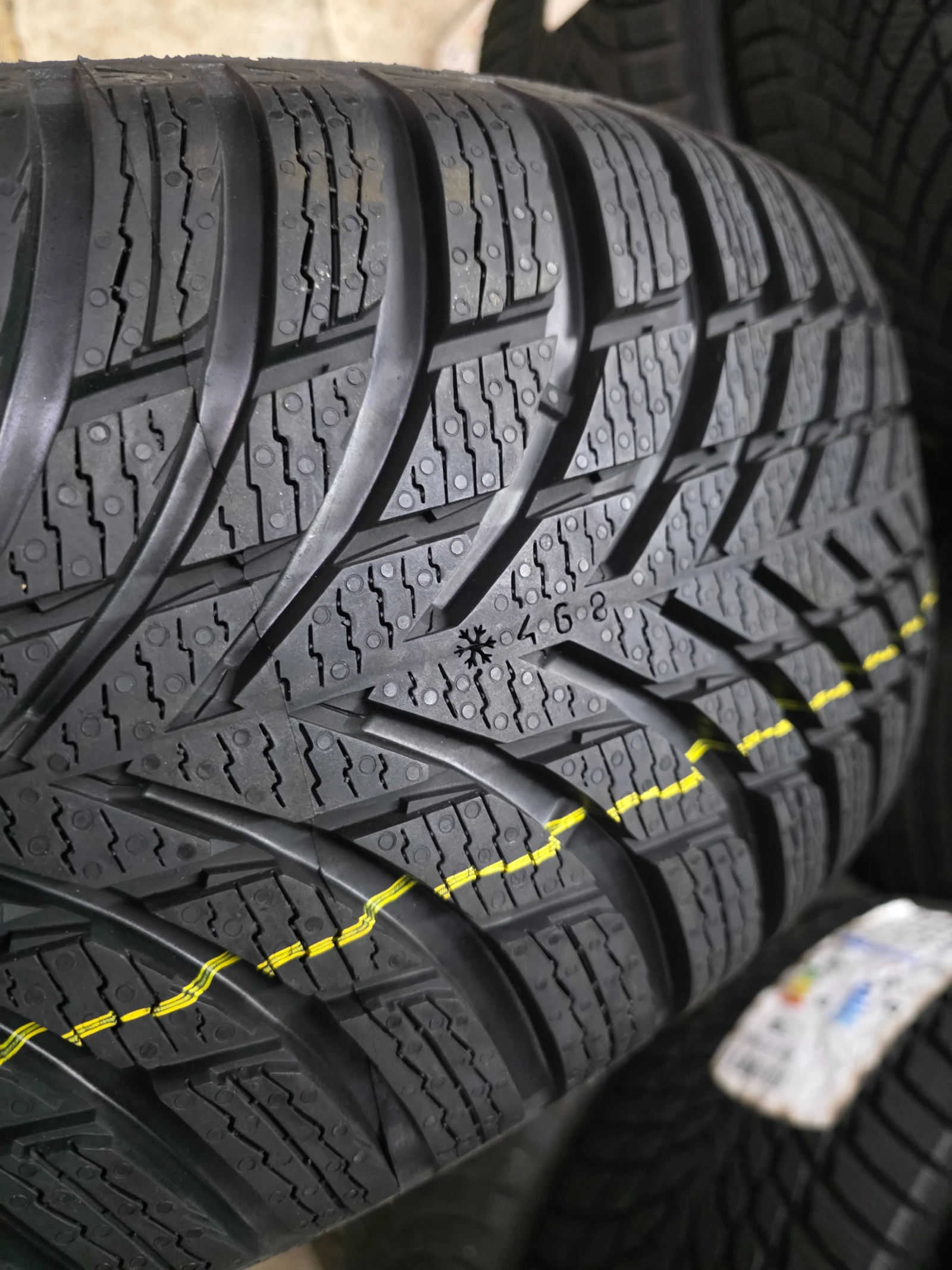 Гуми Зимни 235/55R19, снимка 4 - Гуми и джанти - 55485884