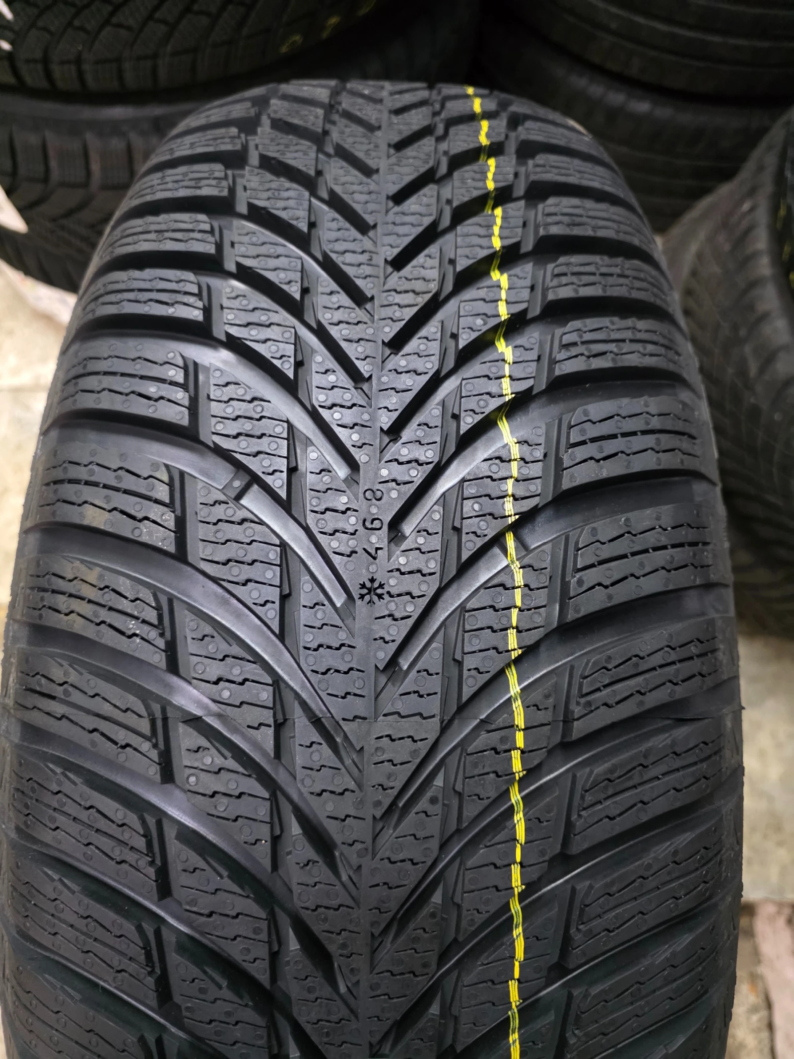 Гуми Зимни 235/55R19, снимка 2 - Гуми и джанти - 55485884