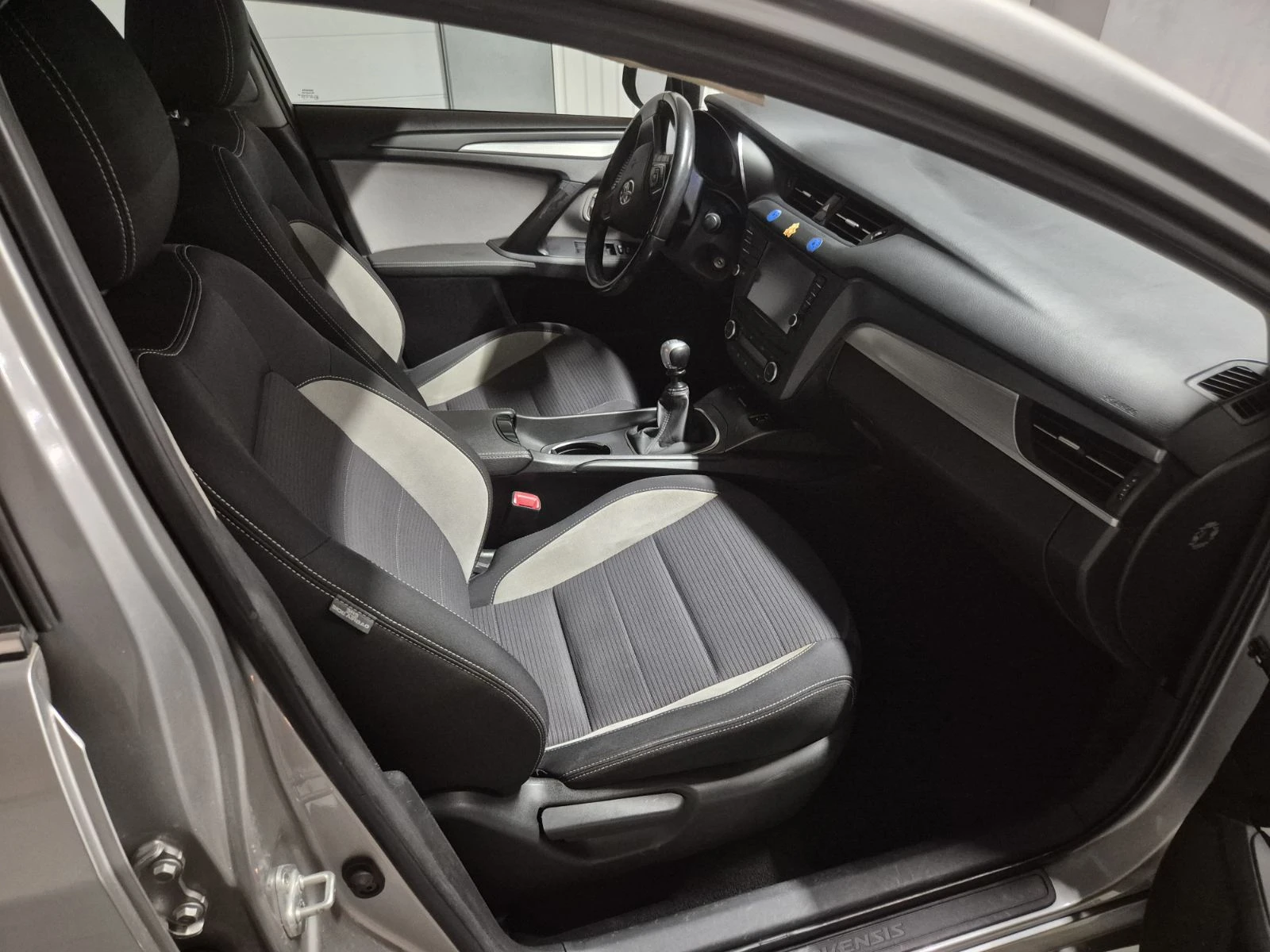 Toyota Avensis, снимка 14 - Автомобили и джипове - 54659900
