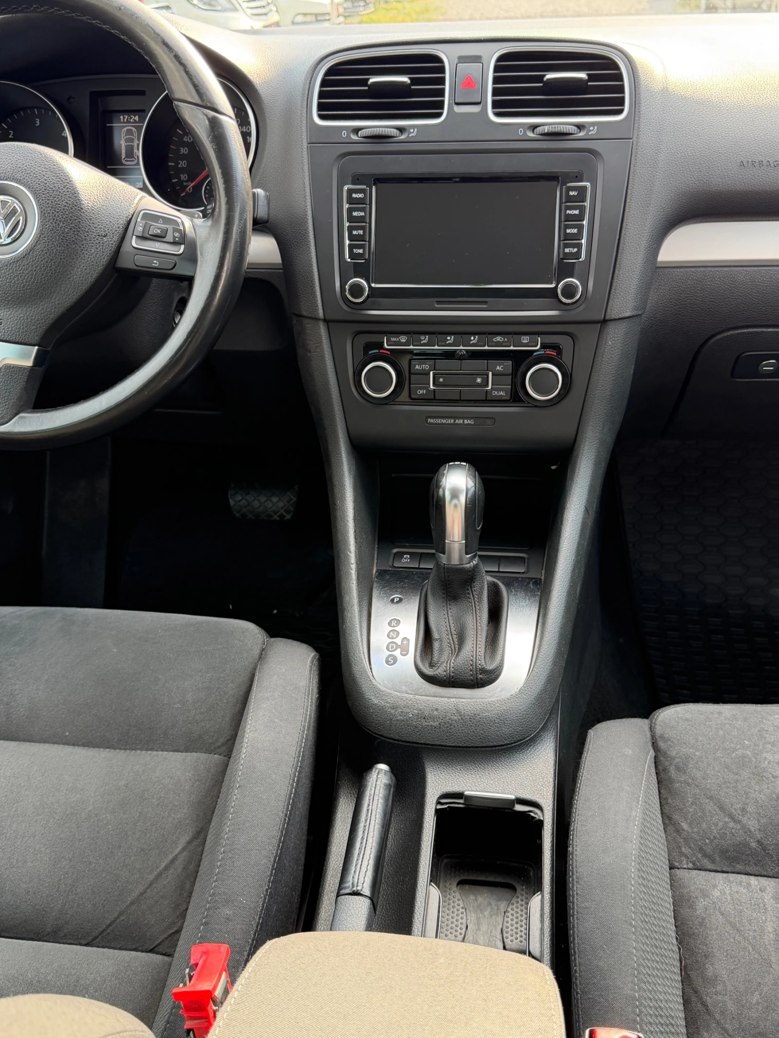 VW Golf 1.6ТDİ 105kc, снимка 14 - Автомобили и джипове - 54700337