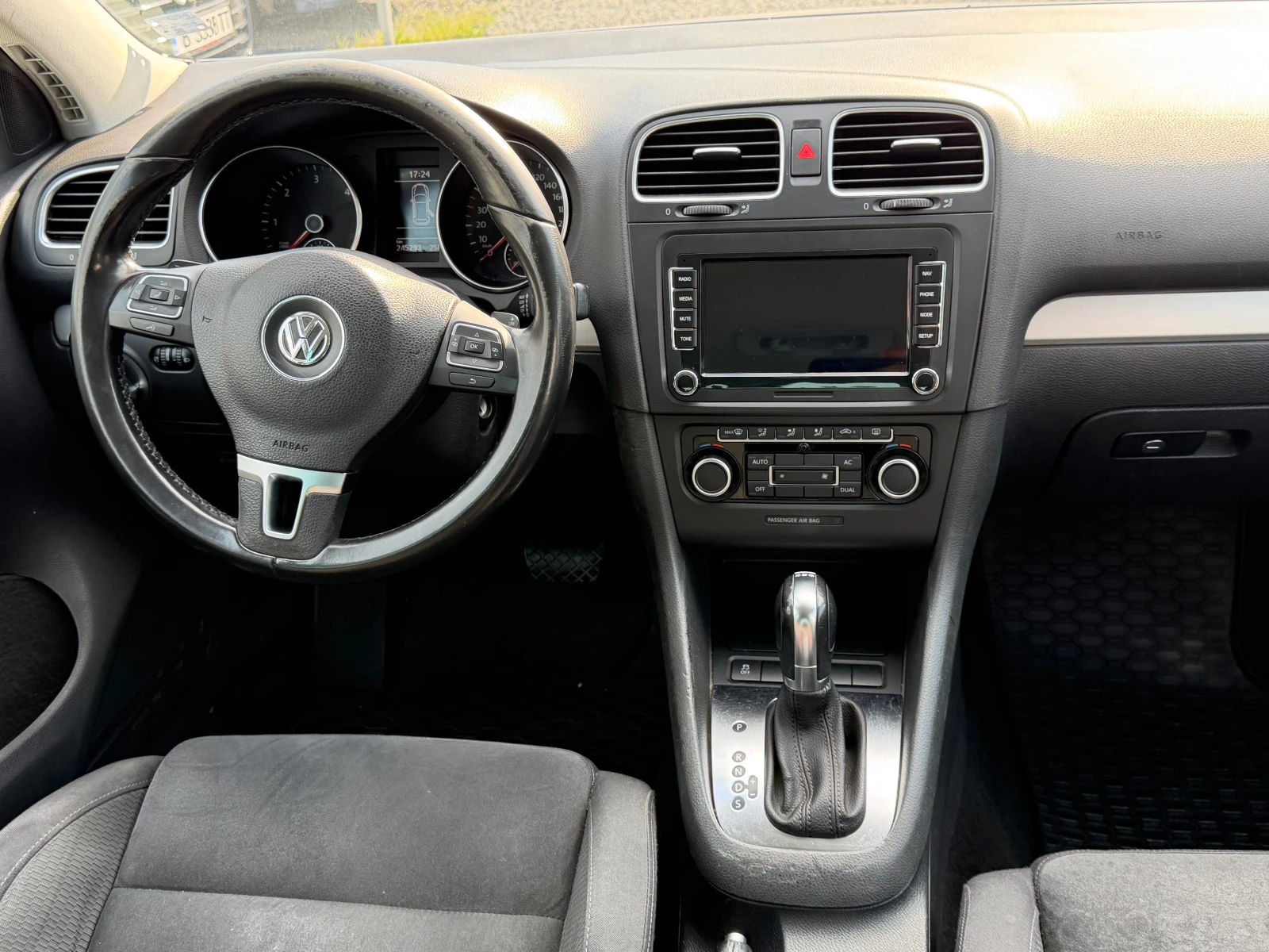 VW Golf 1.6ТDİ 105kc, снимка 13 - Автомобили и джипове - 54700337