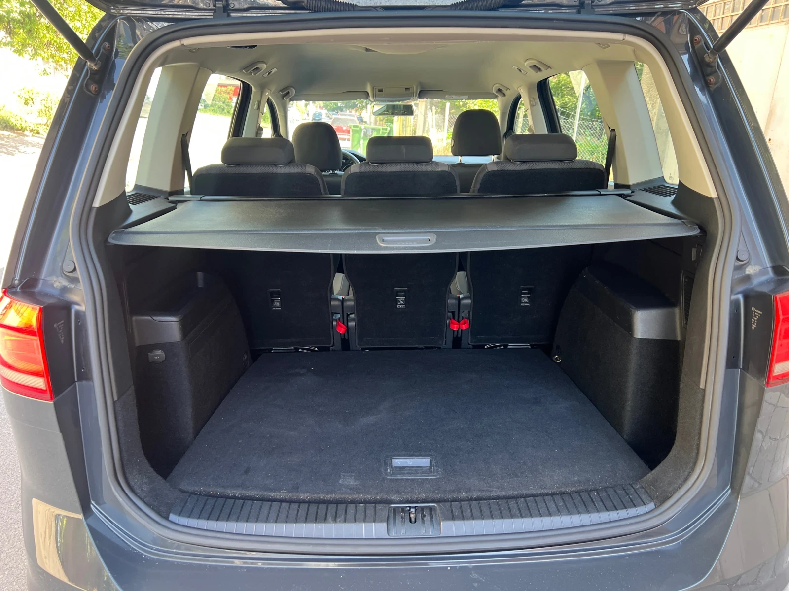 VW Touran 1.6 TDI, снимка 12 - Автомобили и джипове - 55499553