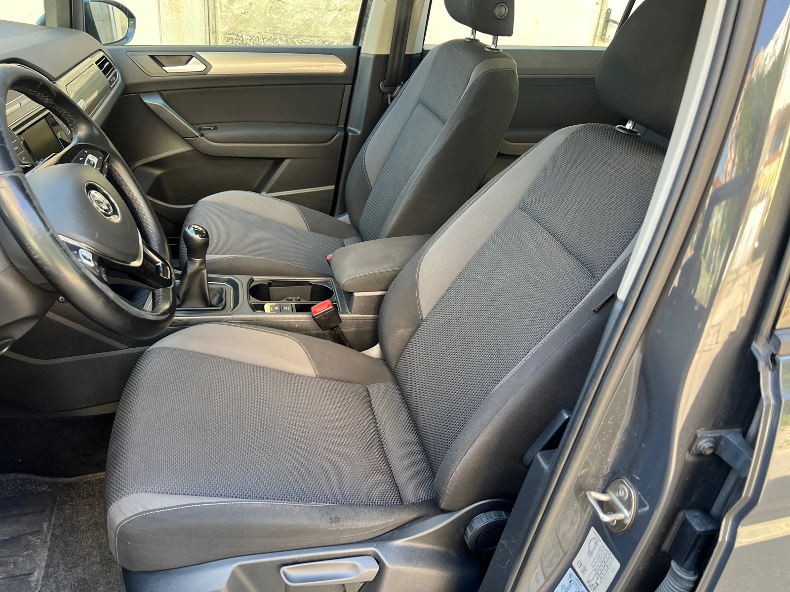 VW Touran 1.6 TDI, снимка 9 - Автомобили и джипове - 55499553