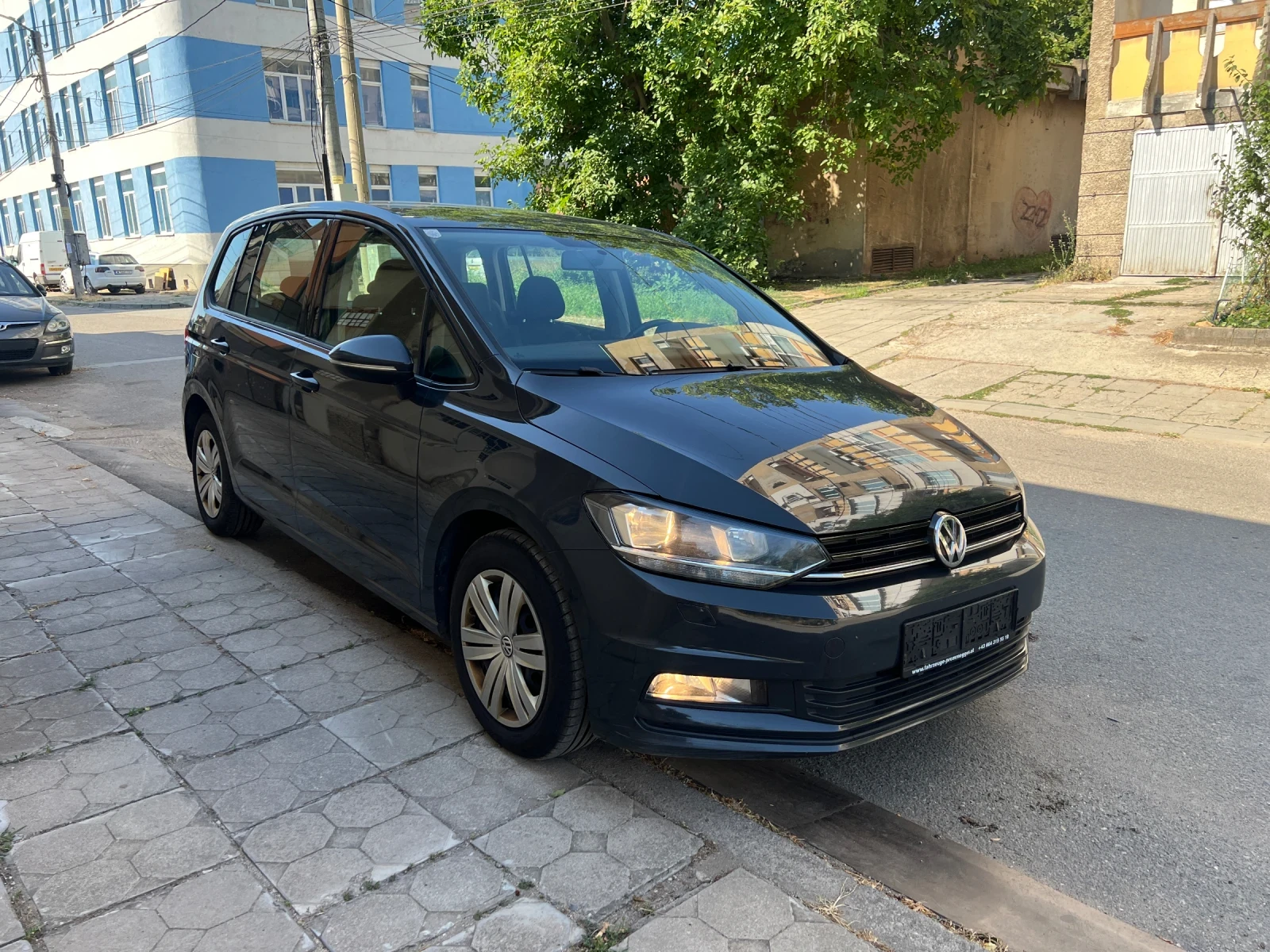 VW Touran 1.6 TDI, снимка 3 - Автомобили и джипове - 55499553