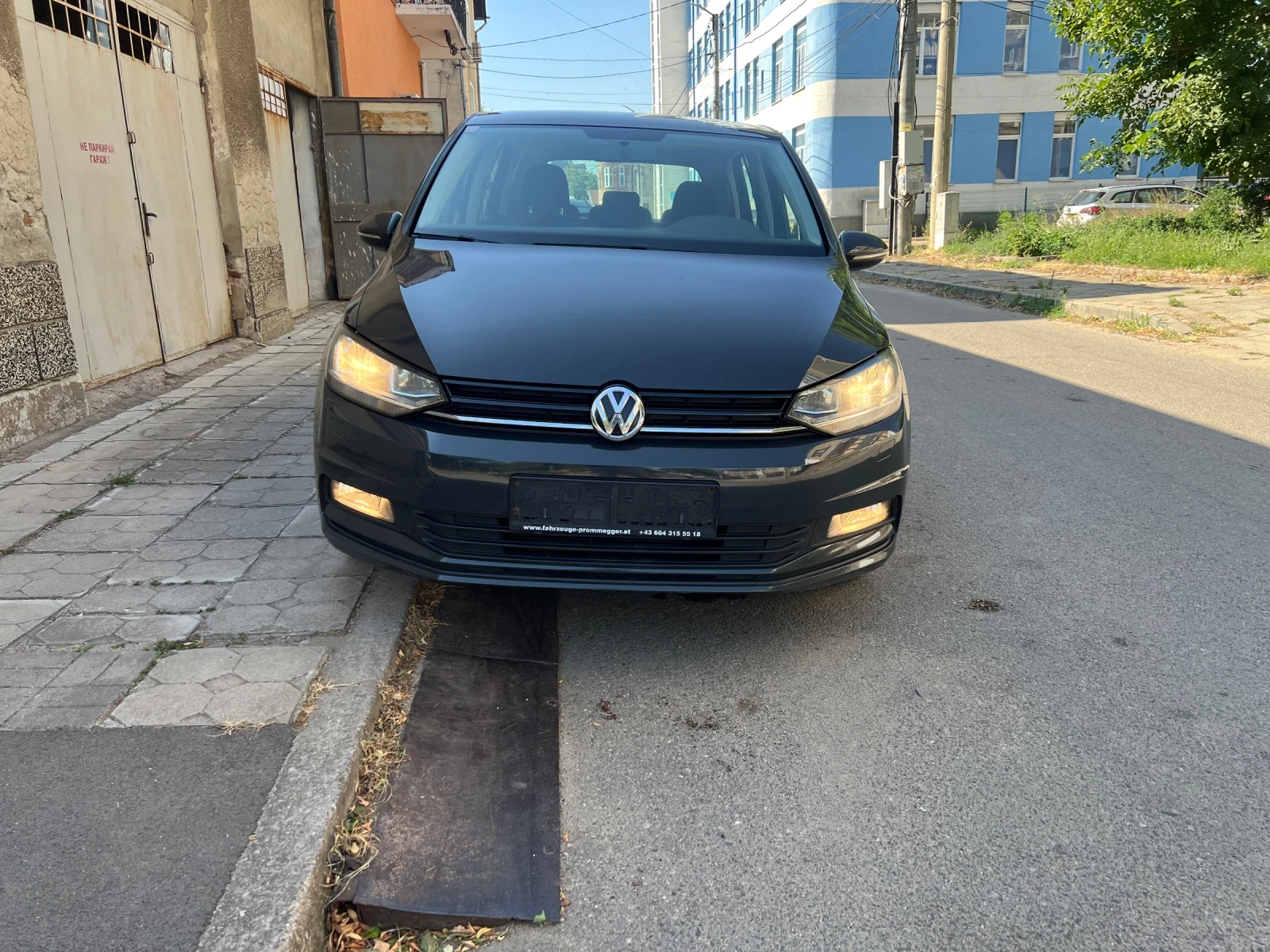 VW Touran 1.6 TDI, снимка 2 - Автомобили и джипове - 55499553