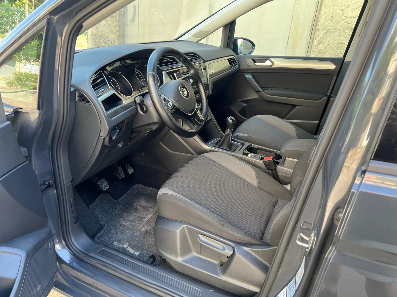 VW Touran 1.6 TDI, снимка 7 - Автомобили и джипове - 55499553