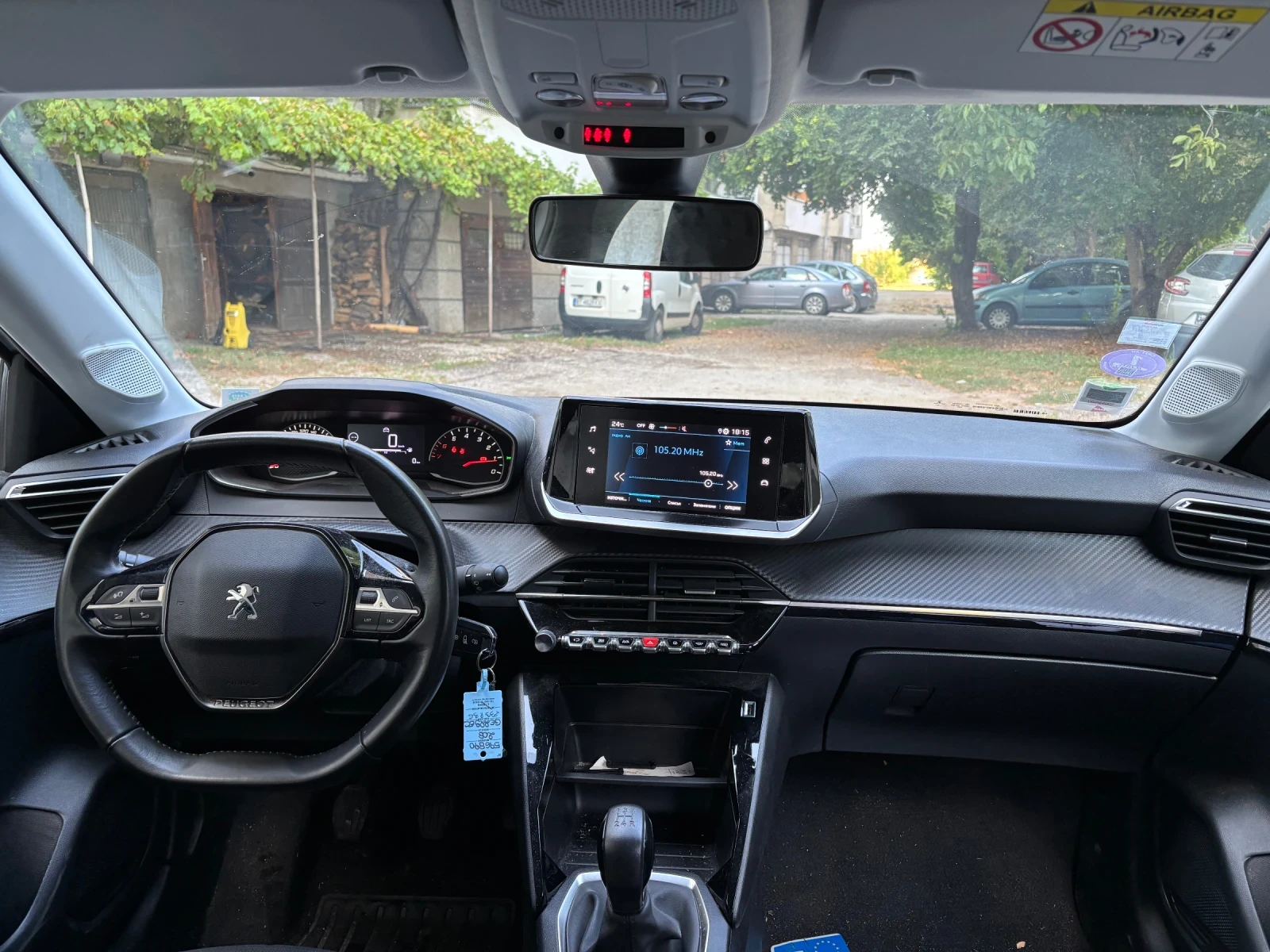 Peugeot 208 1.2i Euro 6, снимка 11 - Автомобили и джипове - 55565829