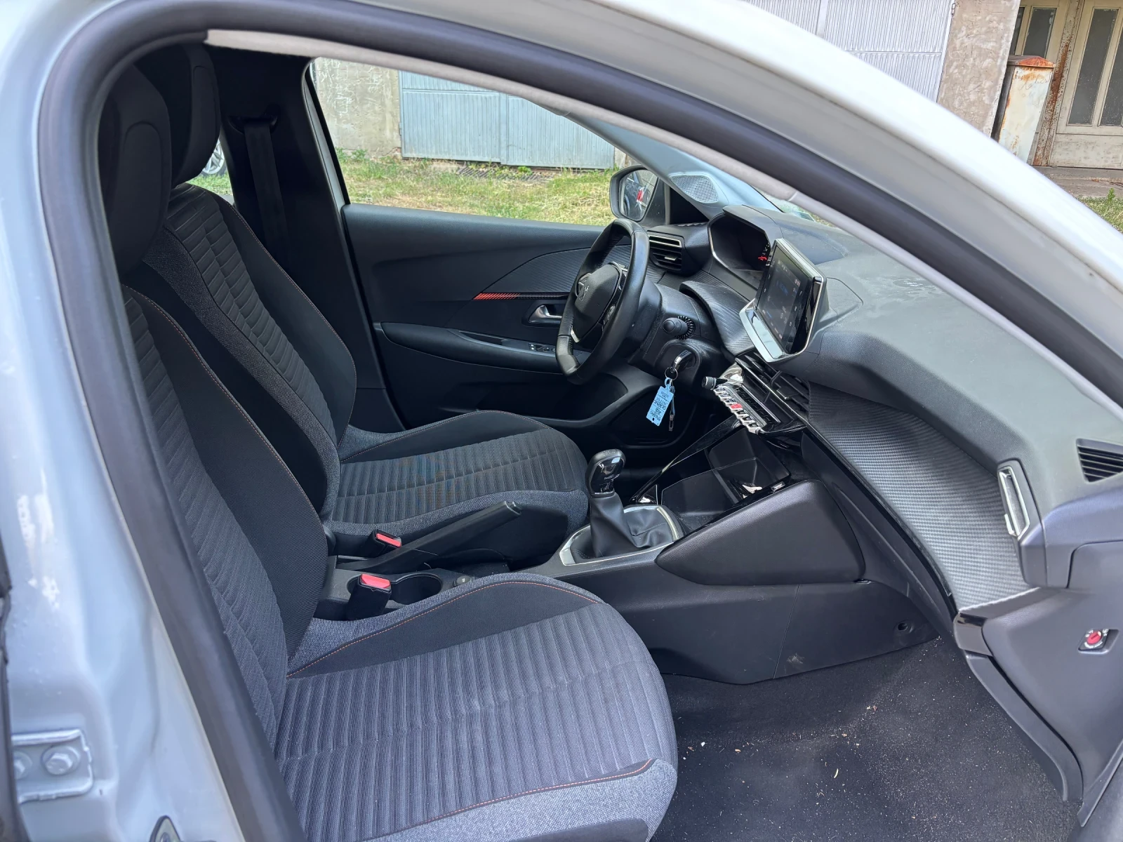 Peugeot 208 1.2i Euro 6, снимка 12 - Автомобили и джипове - 55565829
