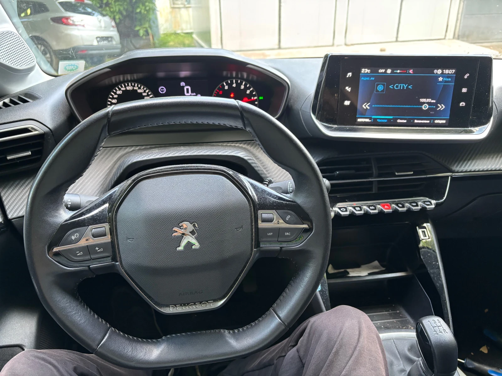 Peugeot 208 1.2i Euro 6, снимка 13 - Автомобили и джипове - 55565829
