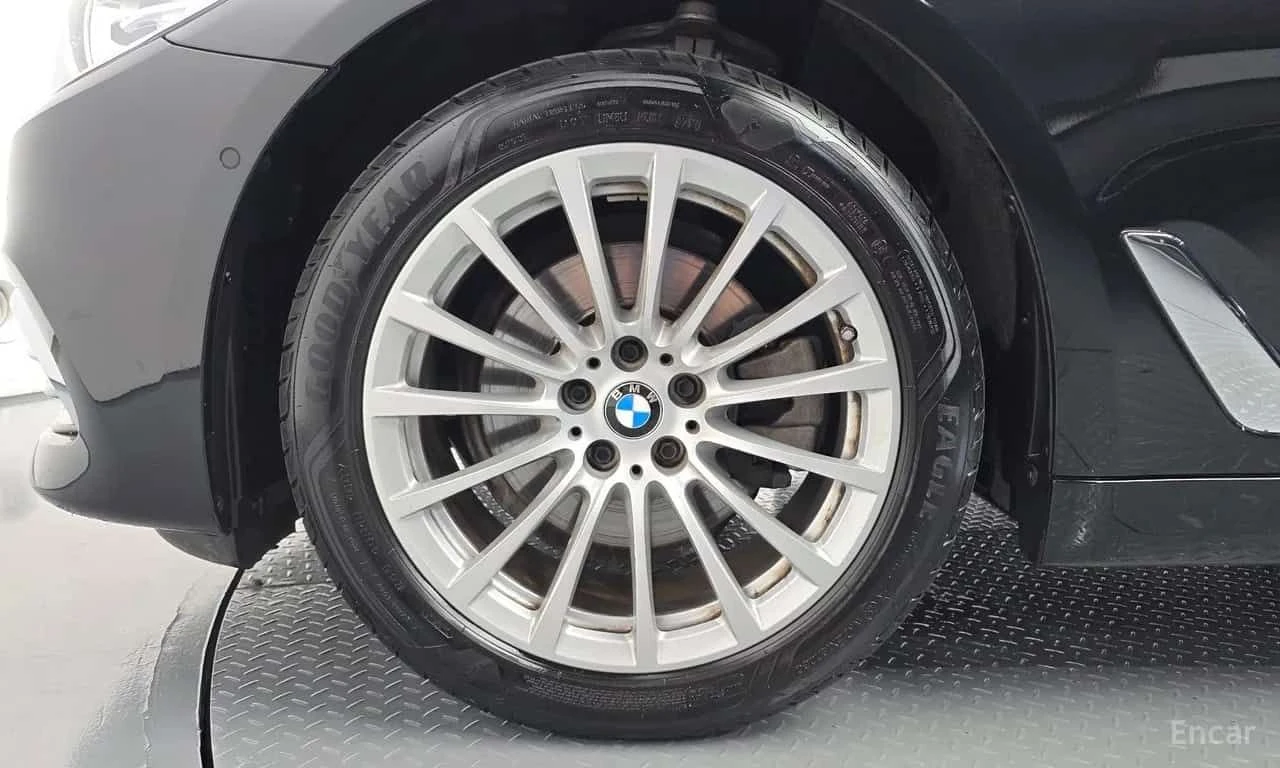 BMW 520 * 520i Luxury * DIGITAL * HEAD UP * DISTRONIC * , снимка 5 - Автомобили и джипове - 55570132