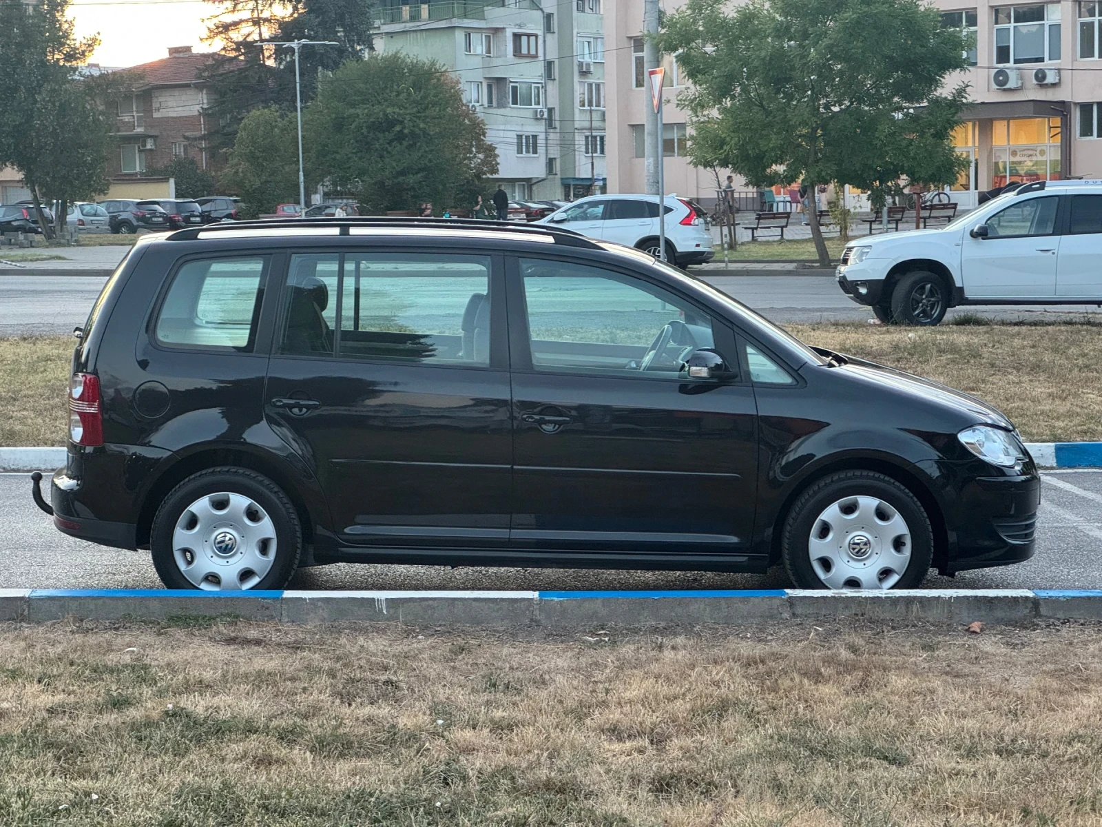 VW Touran 2.0TDi DSG, снимка 4 - Автомобили и джипове - 56086435