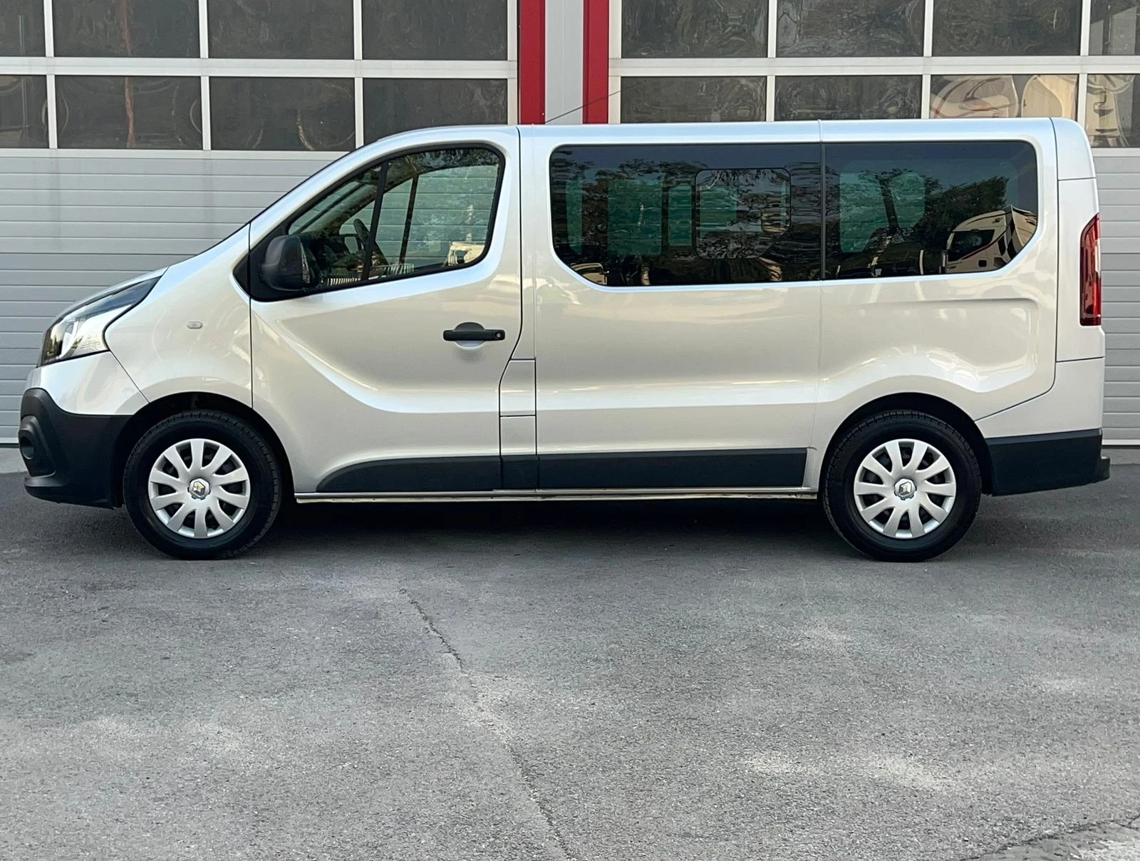 Renault Trafic 1.6DCI KLIMATIK 9-МЕСТЕН 6-СКОРОСТИ EVRO 6B ЛИЗИНГ - изображение 6