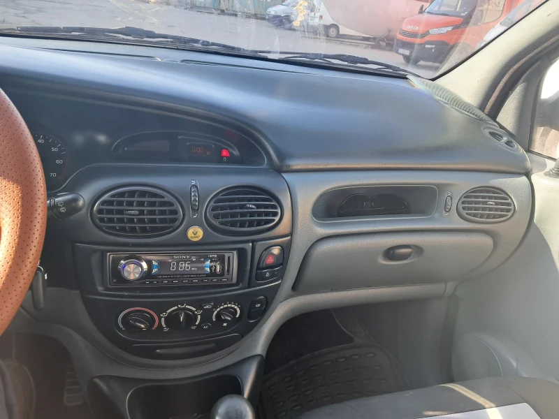 Renault Scenic, снимка 10 - Автомобили и джипове - 48744559