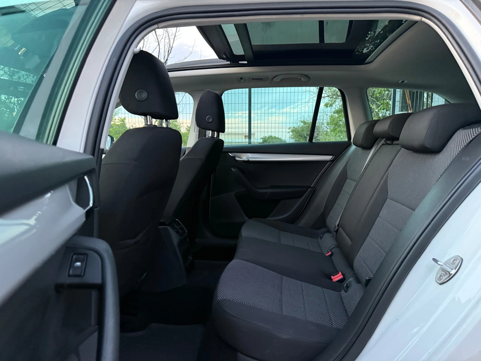 Skoda Octavia DSG/Navi/PANO, снимка 10 - Автомобили и джипове - 55243144
