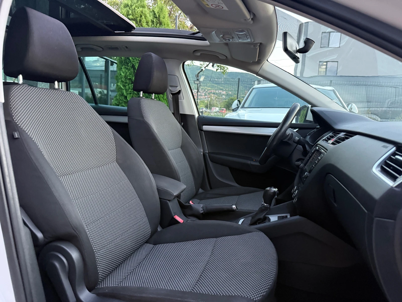 Skoda Octavia DSG/Navi/PANO, снимка 8 - Автомобили и джипове - 55243144
