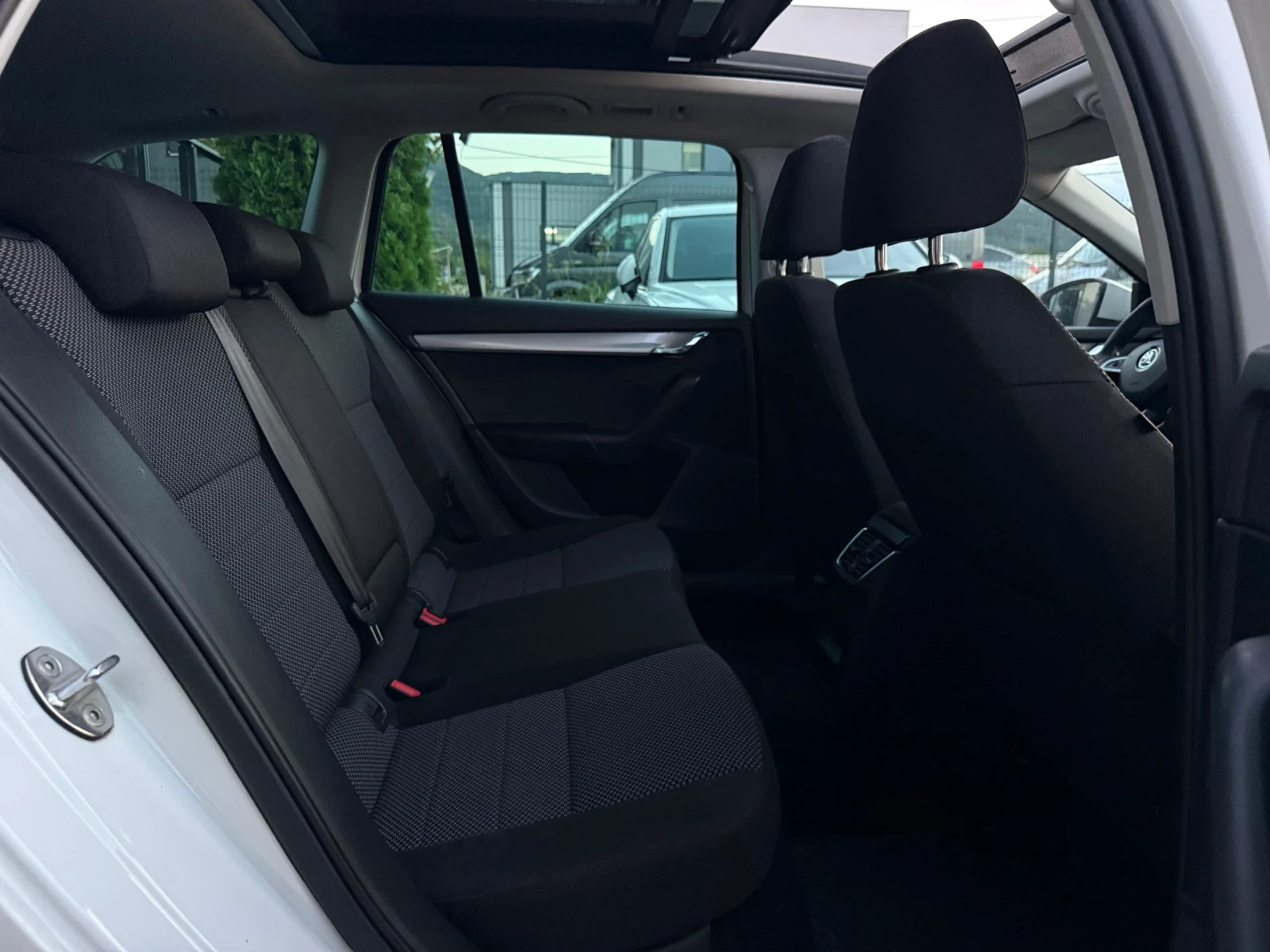 Skoda Octavia DSG/Navi/PANO, снимка 11 - Автомобили и джипове - 55243144