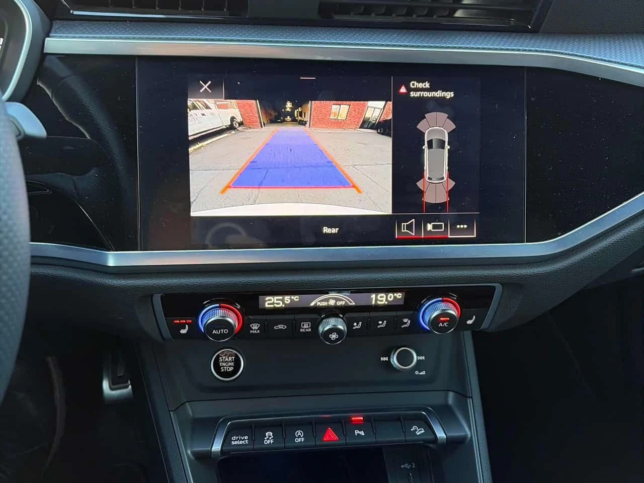 Audi Q3 Progressiv| S-LINE| DISTRONIC| ПОДГРЕВИ| 2 КЛЮЧА, снимка 9 - Автомобили и джипове - 54529134