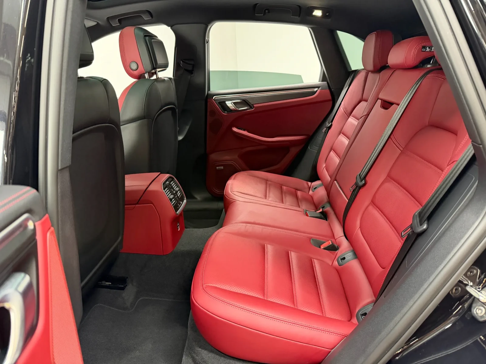 Porsche Macan GTS| JET BLACK| DISTRONIC| ПАНО| ОБДУХ| BOSE| 360, снимка 12 - Автомобили и джипове - 55062060