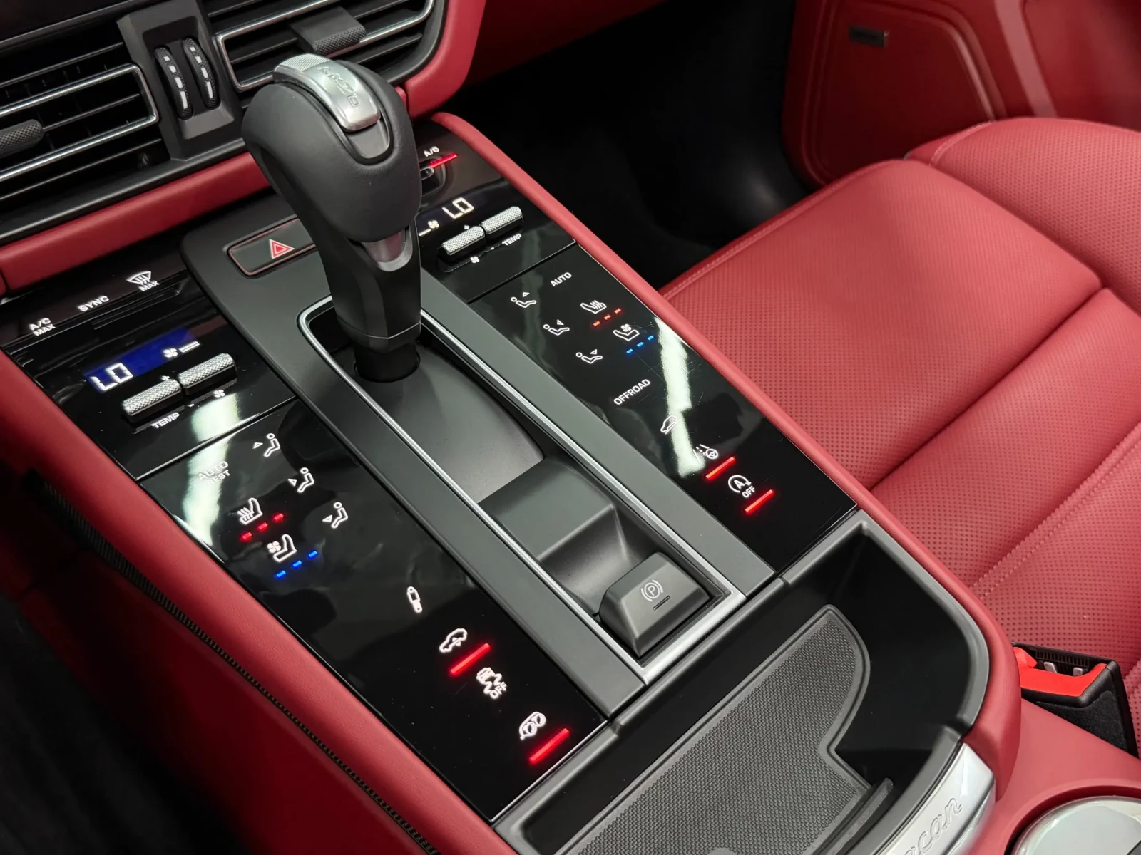 Porsche Macan GTS| JET BLACK| DISTRONIC| ПАНО| ОБДУХ| BOSE| 360, снимка 10 - Автомобили и джипове - 55062060