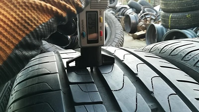 Гуми Летни 235/40R19, снимка 5 - Гуми и джанти - 25326302