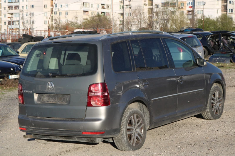 VW Touran 2.0 FSI, снимка 7 - Автомобили и джипове - 45038662