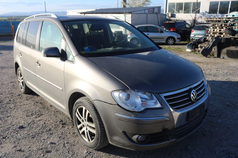 VW Touran 2.0 FSI, снимка 4 - Автомобили и джипове - 45038662