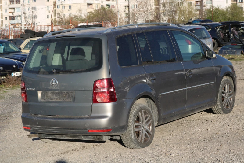 VW Touran 2.0 FSI, снимка 5 - Автомобили и джипове - 45038662