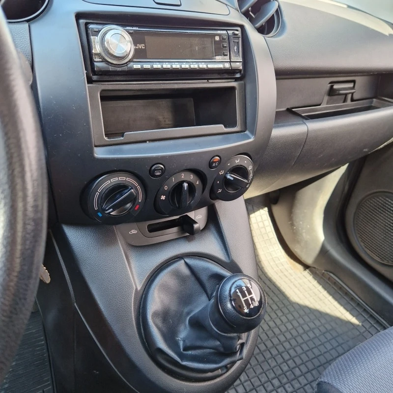 Mazda 2 1.3i 75к.с, снимка 9 - Автомобили и джипове - 46789918