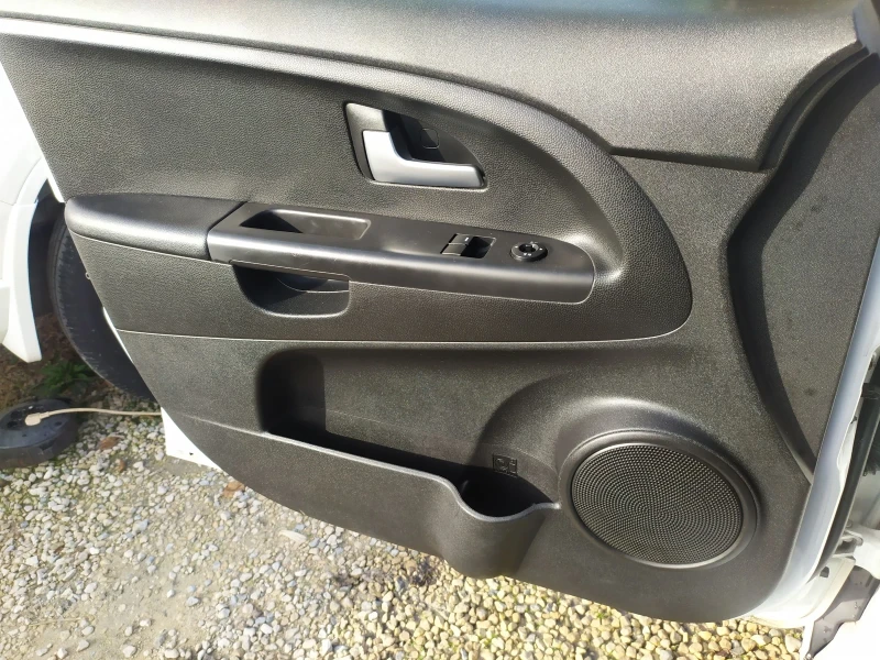 Kia Venga 1.4i 16v, снимка 13 - Автомобили и джипове - 52446712