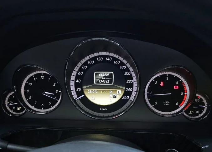 Mercedes-Benz E 220 Avantgarde - изображение 8