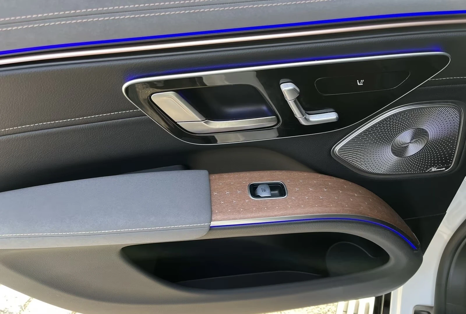 Mercedes-Benz EQS 450 4-MATIC SUV HYPESCREEN BURMESTER , снимка 9 - Автомобили и джипове - 53880388