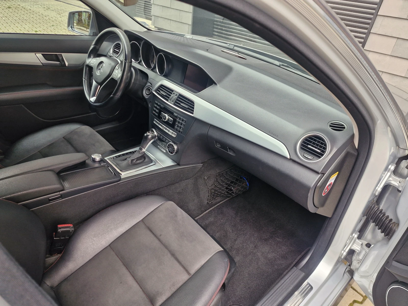 Mercedes-Benz C 250 4MATIC, снимка 13 - Автомобили и джипове - 54261817