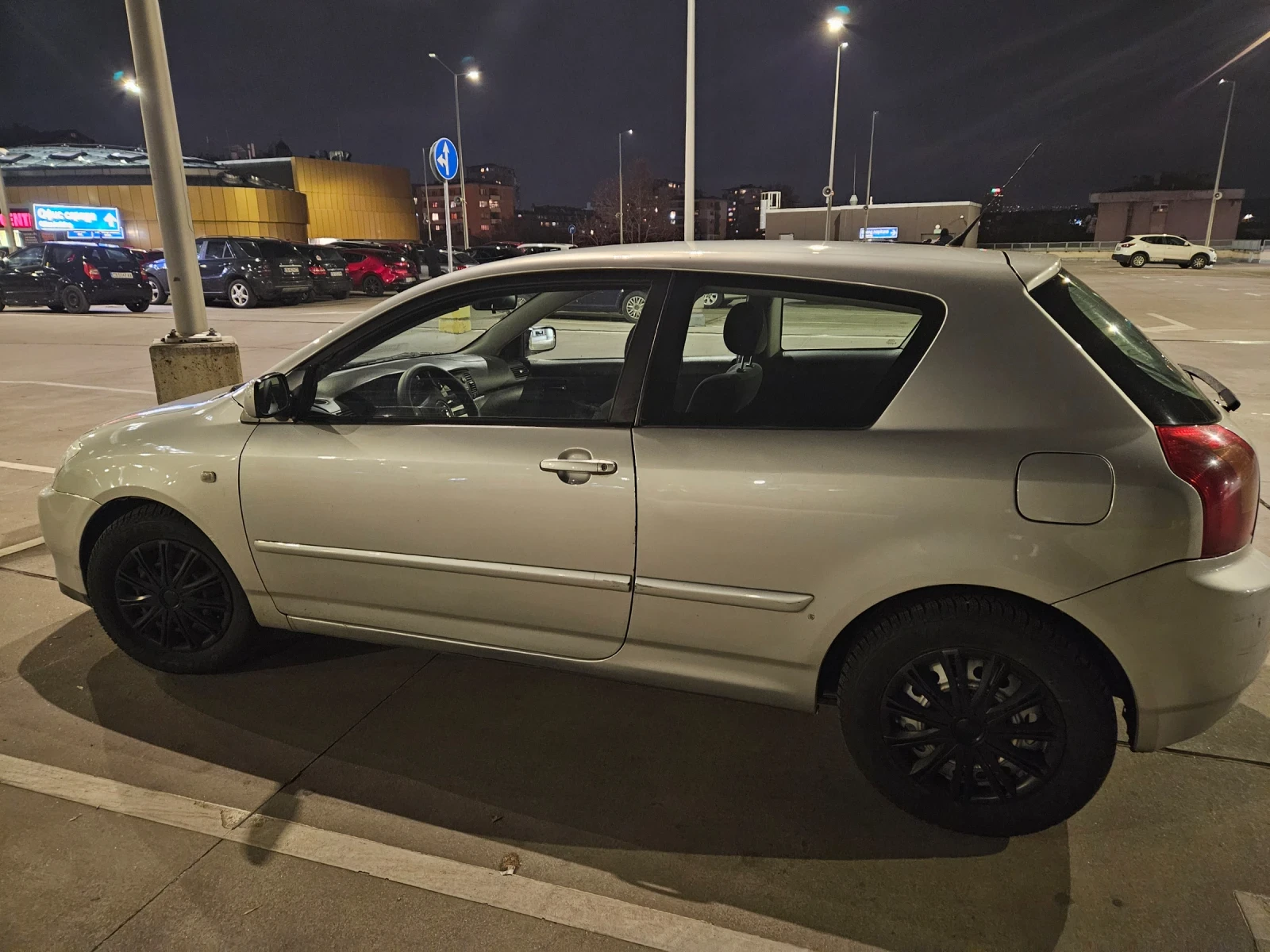 Toyota Corolla 1, 6 VVTI, снимка 4 - Автомобили и джипове - 56078227