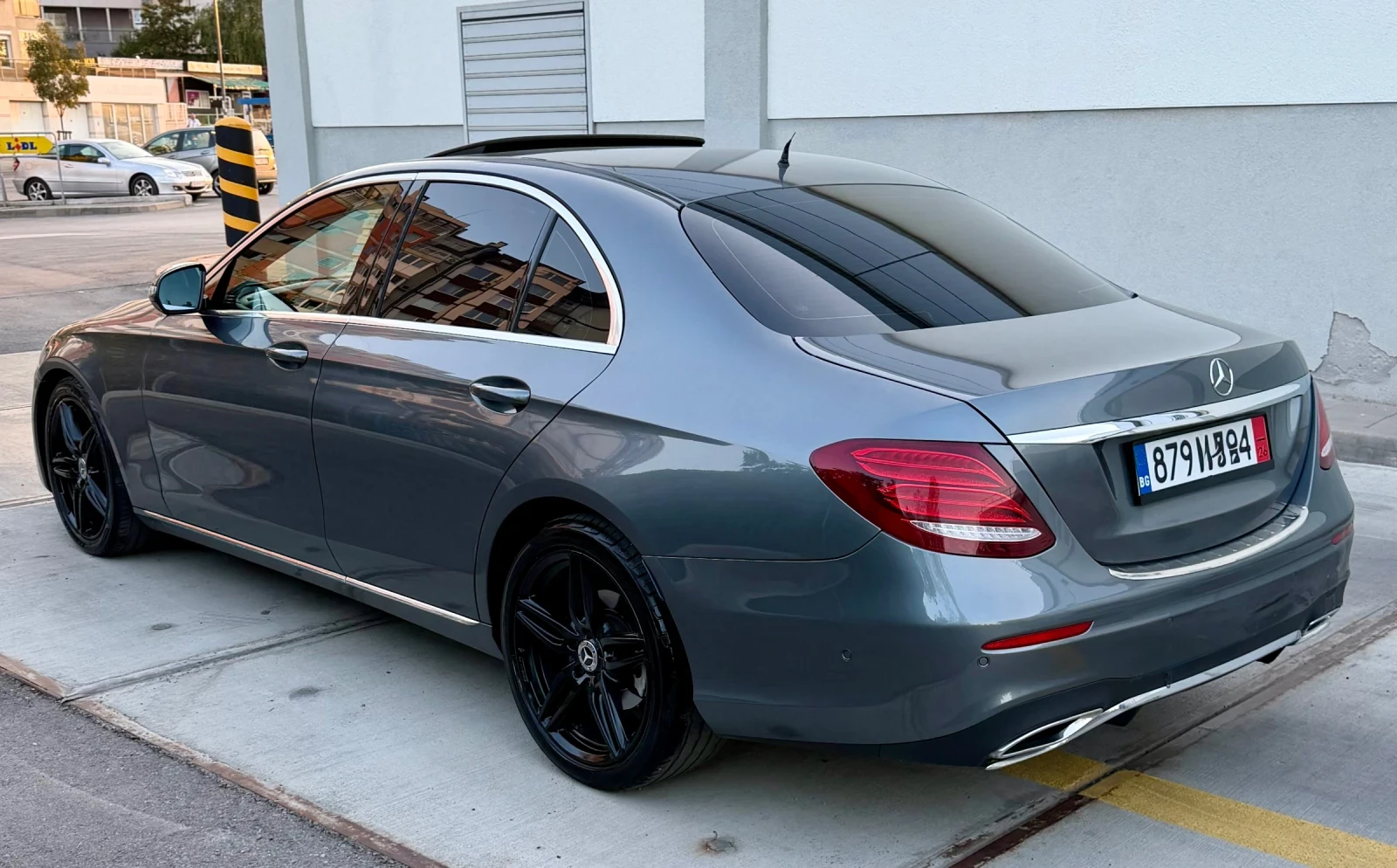 Mercedes-Benz E 220 AMG Line, снимка 7 - Автомобили и джипове - 56140040