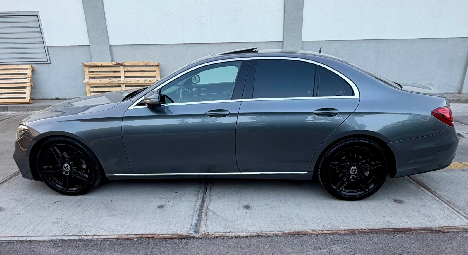 Mercedes-Benz E 220 AMG Line, снимка 8 - Автомобили и джипове - 56140040