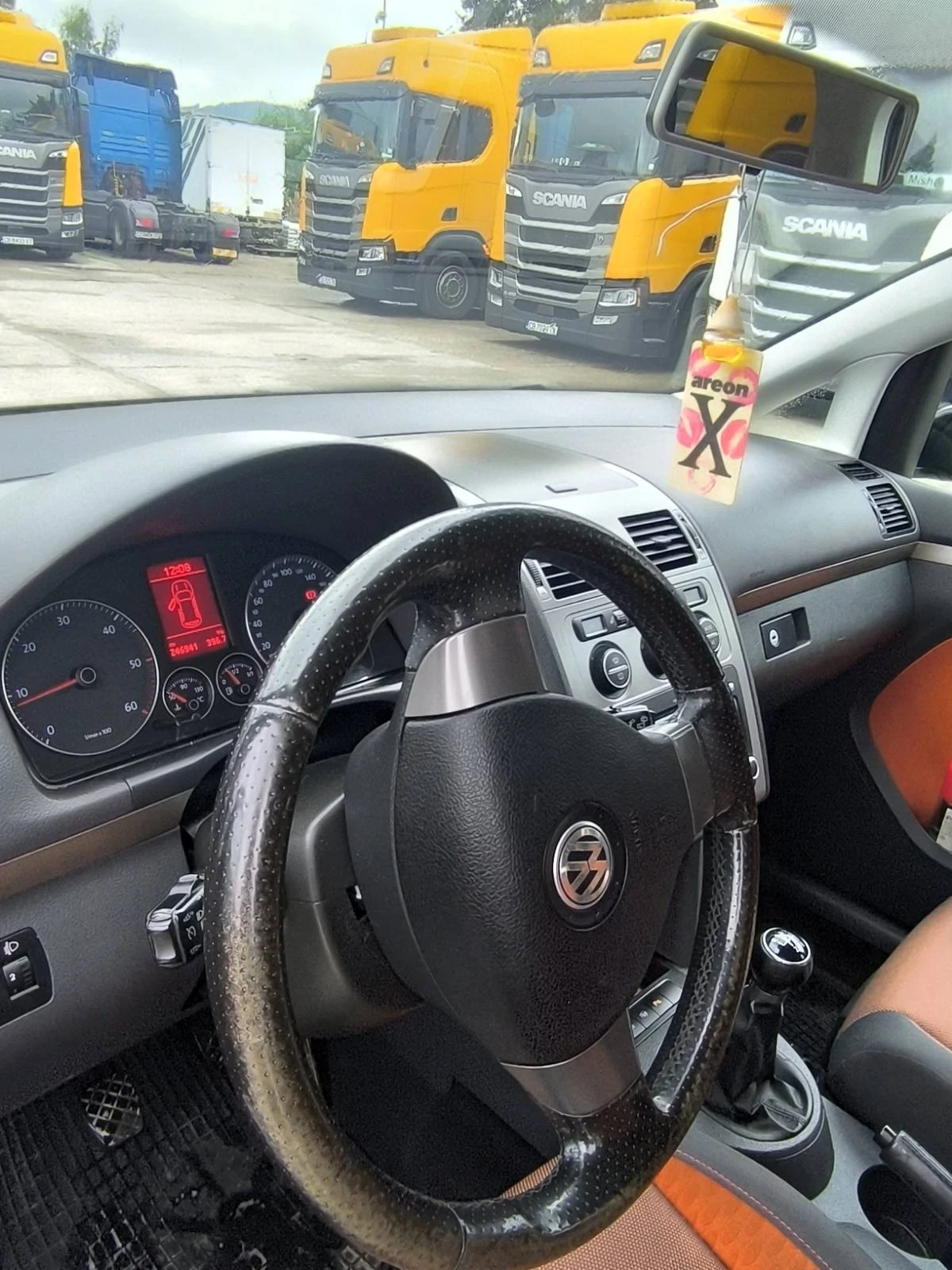 VW Touran, снимка 7 - Автомобили и джипове - 54651909