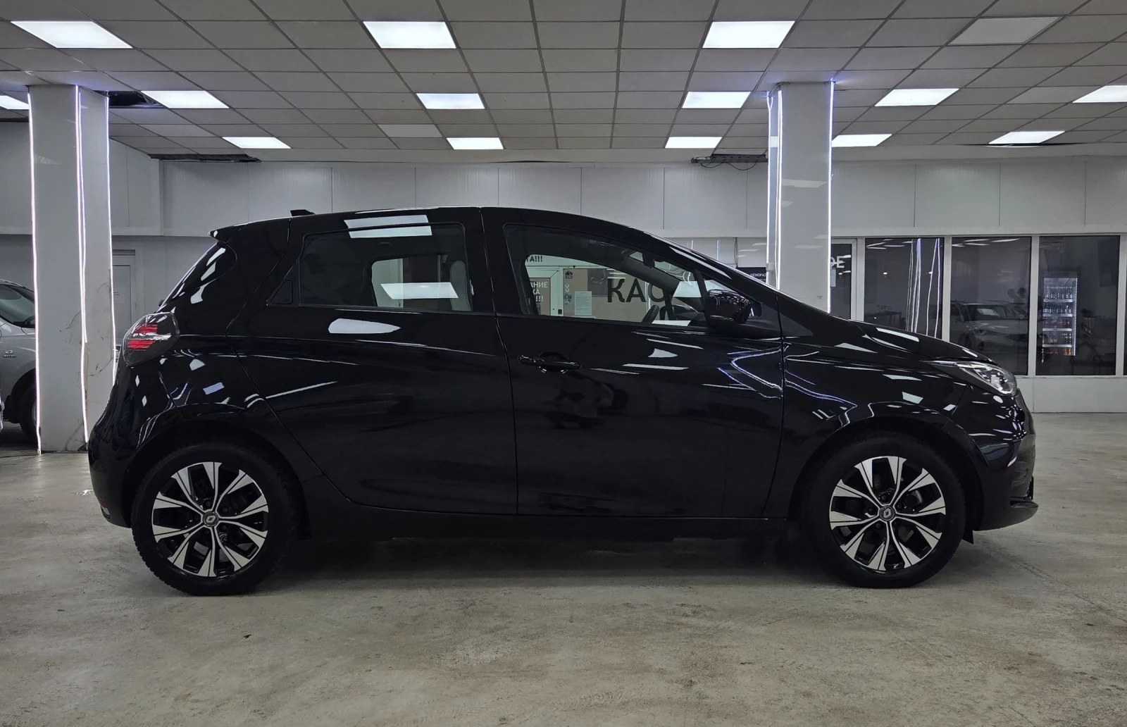 Renault Zoe CCS/12.2024/СЕРВИЗНА КНИЖКА, снимка 2 - Автомобили и джипове - 55089004