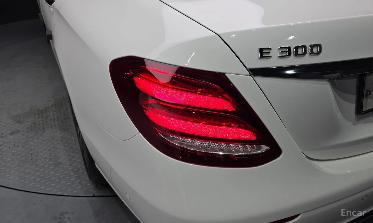 Mercedes-Benz E 300 * КРАЙНА ЦЕНА ДО БЪЛГАРИЯ * АВТОКРЕДИТ, снимка 8 - Автомобили и джипове - 55540582