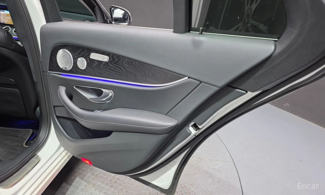 Mercedes-Benz E 300 * КРАЙНА ЦЕНА ДО БЪЛГАРИЯ * АВТОКРЕДИТ, снимка 14 - Автомобили и джипове - 55540582
