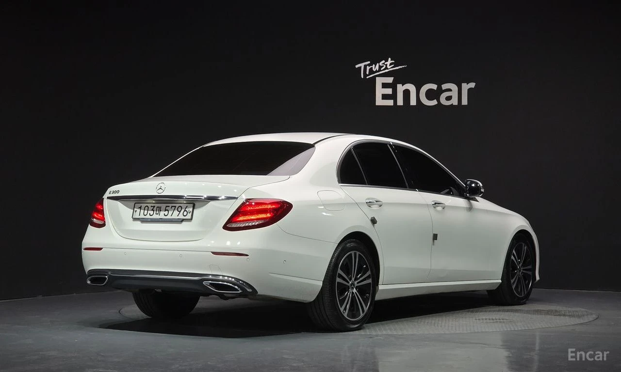 Mercedes-Benz E 300 * КРАЙНА ЦЕНА ДО БЪЛГАРИЯ * АВТОКРЕДИТ, снимка 2 - Автомобили и джипове - 55540582