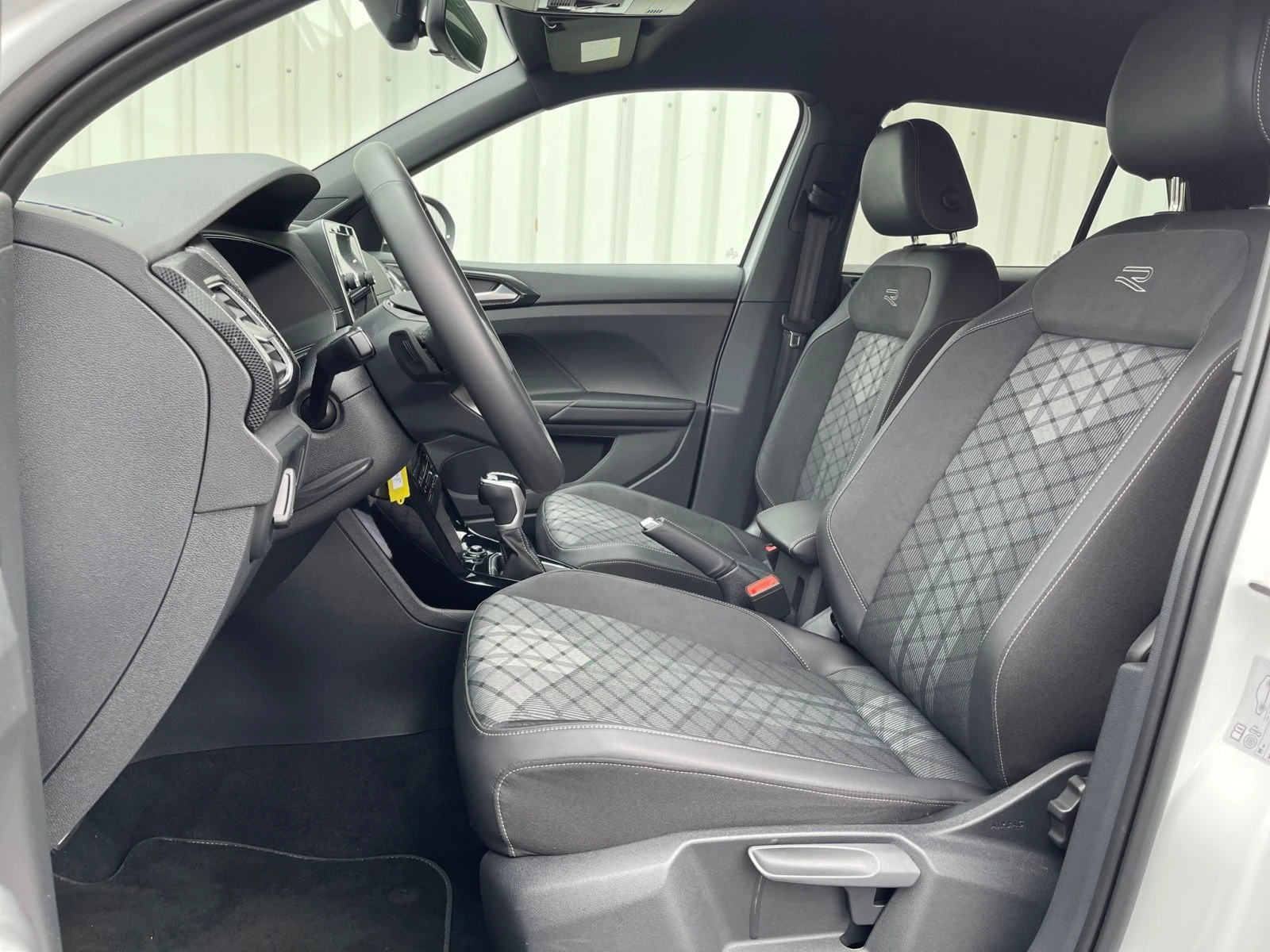 VW T-Cross 1.5 TSI = R-Line= Гаранция - изображение 7