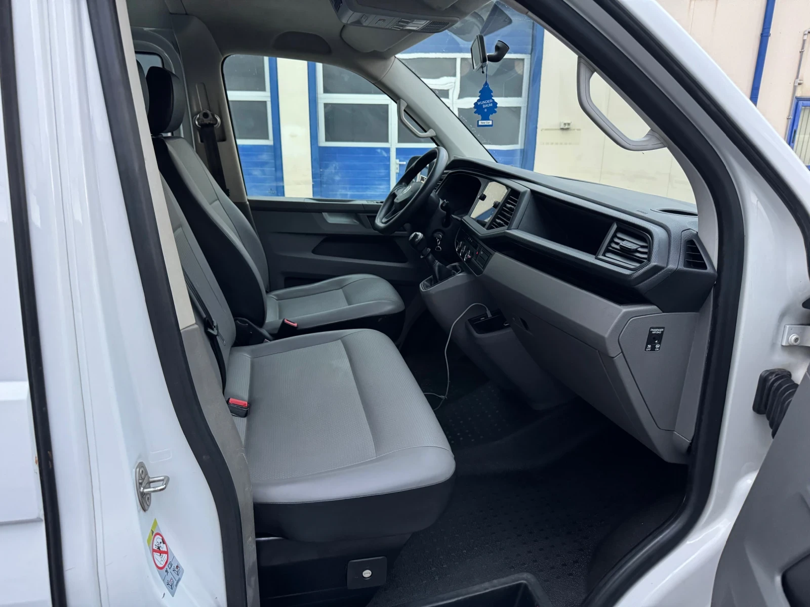 VW T6 .1/8+ 1 места/150к.с/ОБСЛУЖЕНА/РЕАЛНИ КМ, снимка 14 - Бусове и автобуси - 55334462
